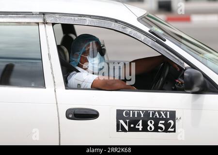 201013 -- YANGON, le 13 octobre 2020 -- Un chauffeur de taxi portant un masque et un masque facial attend des passagers à Yangon, Myanmar, le 13 octobre 2020. Le nombre total de cas de COVID-19 au Myanmar est passé à 30 437 mardi, selon un communiqué du ministère de la Santé et des Sports. MYANMAR-YANGON-COVID-19 UxAung PUBLICATIONxNOTxINxCHN Banque D'Images