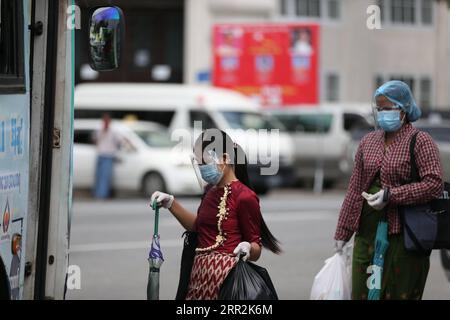 201013 -- YANGON, le 13 octobre 2020 -- les navetteurs montent dans un bus au centre-ville de Yangon, Myanmar, le 13 octobre 2020. Le nombre total de cas de COVID-19 au Myanmar est passé à 30 437 mardi, selon un communiqué du ministère de la Santé et des Sports. MYANMAR-YANGON-COVID-19 UxAung PUBLICATIONxNOTxINxCHN Banque D'Images