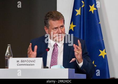 201013 -- LUXEMBOURG, le 13 octobre 2020 -- Maros Sefcovic, vice-président de la Commission européenne chargé des relations interinstitutionnelles et de la prospective, assiste à une conférence de presse à Luxembourg, le 13 octobre 2020. Il est difficile mais toujours possible pour l'UE de parvenir à un nouvel accord commercial avec le Royaume-Uni, a déclaré Maros Sefcovic mardi. /Document via Xinhua LUXEMBOURG-UE-UK-UE ACCORD COMMERCIAL EuropeanxUnion PUBLICATIONxNOTxINxCHN Banque D'Images