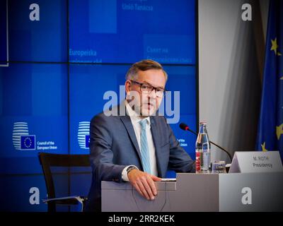 201013 -- LUXEMBOURG, le 13 octobre 2020 -- Michael Roth, ministre d'État pour l'Europe au ministère fédéral allemand des Affaires étrangères, assiste à une conférence de presse à Luxembourg, le 13 octobre 2020. Les États membres de l’UE ont adopté mardi un code de couleur commun pour définir le niveau de risque lié à l’épidémie de coronavirus, région par région, une mesure visant à éviter la fragmentation et les perturbations. /Document via Xinhua LUXEMBOURG-eu-COVID-19-CODE COULEUR COMMUN EuropeanxUnion PUBLICATIONxNOTxINxCHN Banque D'Images