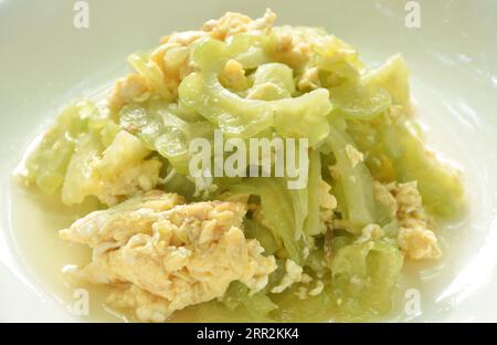 mélanger la tranche de melon amer frit avec l'œuf dans la sauce sur l'assiette Banque D'Images