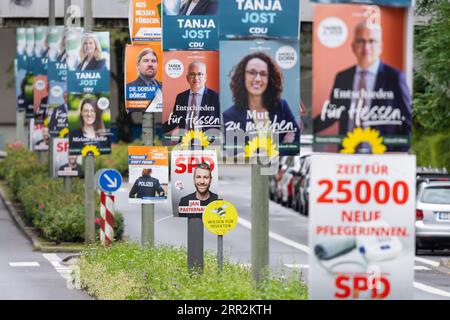 Des affiches de campagne électorale à l'occasion de l'élection d'État en Hesse le 08 octobre 2023 sont accrochées les unes après les autres sur plusieurs lampadaires Banque D'Images