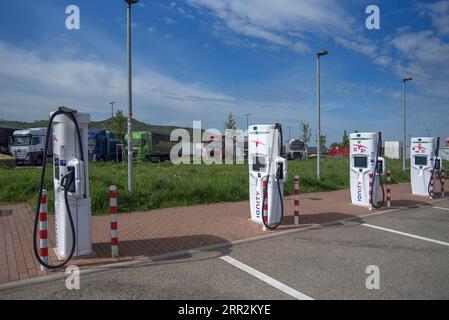 Bornes de recharge pour voitures électriques dans une zone de service sur l'autoroute A5 Nuremberg-Heilbronn, Bavière, Allemagne, Europe Banque D'Images