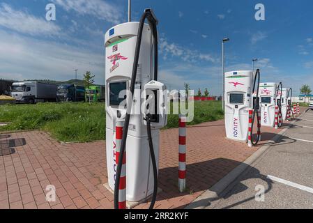 Bornes de recharge pour voitures électriques dans une zone de service sur l'autoroute A5 Nuremberg-Heilbronn, Bavière, Allemagne Banque D'Images