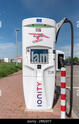 Borne de recharge pour voitures électriques dans une zone de service sur l'autoroute A5 Nuremberg-Heilbronn, Bavière, Allemagne Banque D'Images