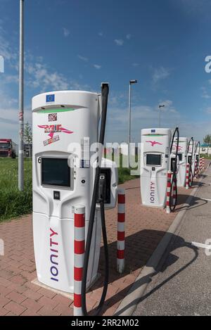 Bornes de recharge pour voitures électriques dans une zone de service sur l'autoroute A5 Nuremberg-Heilbronn, Bavière, Allemagne Banque D'Images