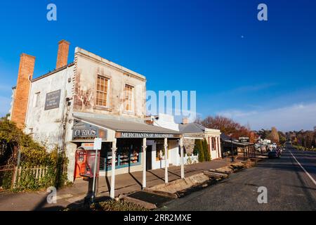 Malmsbury, Australie, juin 19 2022 : la route principale à travers Malmsbury par un matin ensoleillé d'hiver à Victoria, Australie Banque D'Images