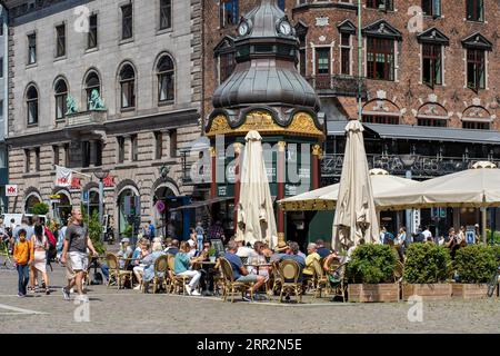 Copenhague, Danemark, Septmeber 13, 2021 : les gens dans les cafés en plein air sur la place Gammel Torv dans le centre-ville historique par une journée ensoleillée Banque D'Images