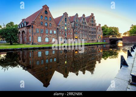 Architecture de la jetée de Lubeck reflétée dans l'eau de la rivière Trave au coucher du soleil. Photo prise le 6 juin 2023 à Luebeck ou dans la ville hanséatique de Luebeck, Banque D'Images