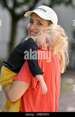 Femme, blonde, portant une petite fille, blonde, 2 ans, fatigué, endormi, sur l'épaule, Stuttgart, Baden-Wuerttemberg, Allemagne Banque D'Images