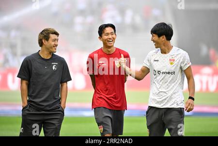 Avant le début du match : de gauche à droite : Ritsu Doan SC Freiburg SCF (42) conversation avec Woo-yeong Jeong VfB Stuttgart (10) Genki Banque D'Images