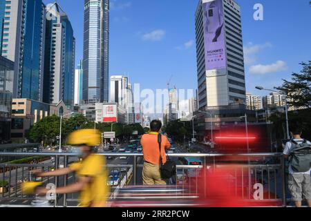 201015 -- SHENZHEN, le 15 octobre 2020 -- Yang Hongxiang prend des photos d'une rue principale à Shenzhen, dans la province du Guangdong du sud de la Chine, le 22 septembre 2020. Yang a travaillé comme correspondant militaire avec les premiers ingénieurs de combat qui ont été les pionniers de la construction de la zone économique spéciale de Shenzhen. Avec des photos et des histoires, il a documenté le changement rapide de Shenzhen -- des immeubles de grande hauteur qui poussent à partir de terres arides, des avenues goudronnées remplaçant des chemins de terre, des installations publiques telles que le musée, le théâtre et l'aéroport se levant de zéro. Il y a quarante ans, j'enregistrais cette ville et maintenant je la construis, s. Banque D'Images