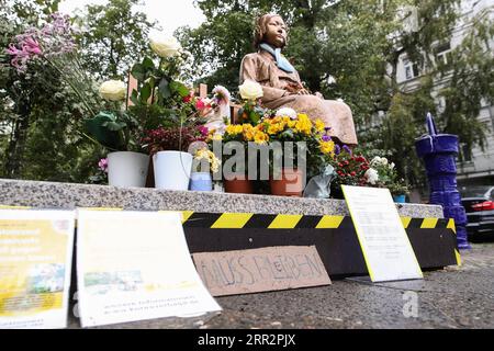 201015 -- BERLIN, le 15 octobre 2020 -- Un paperboard avec des mots doit rester en allemand est vu par une statue de femmes de confort à Berlin, capitale de l'Allemagne, le 15 octobre 2020. Une statue à Berlin qui vient d'être érigée par une association allemande pour l'histoire coréenne, le Korea-Verband, à la fin du mois de septembre, serait autorisée à rester pour le moment, a annoncé récemment le bureau local responsable du district. Selon le Korea-Verband, la statue a été construite pour commémorer les plus de 200 000 filles et femmes de 14 pays et régions, dites femmes de réconfort, qui ont été réduites en esclavage sexuel par le mi japonais Banque D'Images