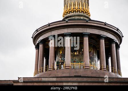 201015 -- BERLIN, le 15 octobre 2020 -- des visiteurs sont vus à la colonne de la victoire de Berlin à Berlin, capitale de l'Allemagne, le 15 octobre 2020. Les nouvelles infections COVID-19 en Allemagne ont augmenté d’un nouveau record quotidien de 6 638 à 341.223, a annoncé jeudi le Robert Koch Institute RKI. Str/Xinhua ALLEMAGNE-BERLIN-COVID-19-CAS Stringer PUBLICATIONxNOTxINxCHN Banque D'Images