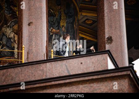 201015 -- BERLIN, le 15 octobre 2020 -- des visiteurs portant des masques faciaux sont vus à la colonne de la victoire de Berlin à Berlin, capitale de l'Allemagne, le 15 octobre 2020. Les nouvelles infections COVID-19 en Allemagne ont augmenté d’un nouveau record quotidien de 6 638 à 341.223, a annoncé jeudi le Robert Koch Institute RKI. Str/Xinhua ALLEMAGNE-BERLIN-COVID-19-CAS Stringer PUBLICATIONxNOTxINxCHN Banque D'Images