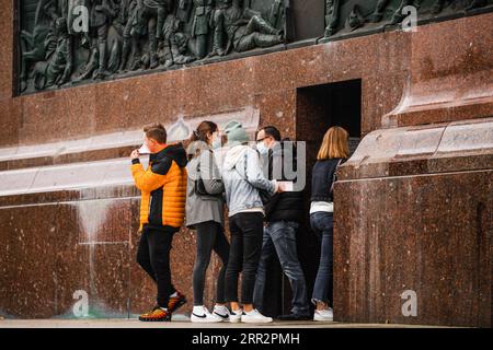 201015 -- BERLIN, le 15 octobre 2020 -- des visiteurs portant des masques faciaux sont vus à l'entrée de la colonne de la victoire de Berlin à Berlin, capitale de l'Allemagne, le 15 octobre 2020. Les nouvelles infections COVID-19 en Allemagne ont augmenté d’un nouveau record quotidien de 6 638 à 341.223, a annoncé jeudi le Robert Koch Institute RKI. Str/Xinhua ALLEMAGNE-BERLIN-COVID-19-CAS Stringer PUBLICATIONxNOTxINxCHN Banque D'Images