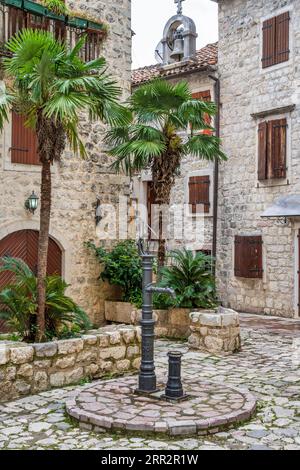 Pompe à main traditionnelle pour l'eau potable dans la petite place dans la vieille ville de Kotor au Monténégro Banque D'Images
