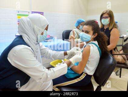 201016 -- KOWEÏT, le 16 octobre 2020 -- Une fille reçoit un vaccin contre la grippe saisonnière dans une clinique du gouvernorat de Hawalli, Koweït, le 15 octobre 2020. Le Ministère koweïtien de la santé a lancé une campagne de vaccination saisonnière contre les maladies respiratoires infectieuses hivernales. Photo de /Xinhua KUWAIT-HAWALLI GOUVERNORAT-VACCIN CONTRE LA GRIPPE Asad PUBLICATIONxNOTxINxCHN Banque D'Images