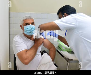 201016 -- KOWEÏT, le 16 octobre 2020 -- Un homme reçoit un vaccin contre la grippe saisonnière dans une clinique du gouvernorat de Hawalli, Koweït, le 15 octobre 2020. Le Ministère koweïtien de la santé a lancé une campagne de vaccination saisonnière contre les maladies respiratoires infectieuses hivernales. Photo de /Xinhua KUWAIT-HAWALLI GOUVERNORAT-VACCIN CONTRE LA GRIPPE Asad PUBLICATIONxNOTxINxCHN Banque D'Images