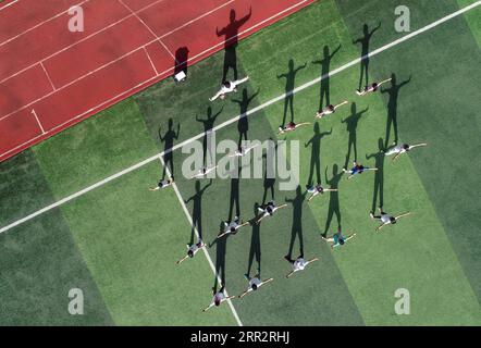 201016 -- PÉKIN, le 16 octobre 2020 -- une photo aérienne prise le 7 septembre 2020 montre des élèves pratiquant le kongfu chinois sur le terrain de jeu d'une école dans le comté de Liping de la ville d'Ankang, dans le nord-ouest de la province du Shaanxi. PHOTOS XINHUA DU JOUR ZhangxBowen PUBLICATIONxNOTxINxCHN Banque D'Images