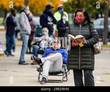 201016 -- BEIJING, le 16 octobre 2020 -- les électeurs attendent dans la file pour voter par anticipation devant un bureau de vote à Warren Park à Chicago, Illinois, États-Unis, le 15 octobre 2020. Photo de Joel Lerner/XINHUA XINHUA PHOTOS DU JOUR XuxJing PUBLICATIONxNOTxINxCHN Banque D'Images