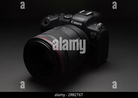 Milan, Italie - 5 septembre 2023 : gros plan sur Canon EOS R6 avec objectif 50mm f1.2 L sur fond studio. Banque D'Images