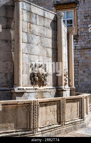 Détail de la fontaine du Grand Onofrio dans la vieille ville fortifiée de Dubrovnik sur la côte dalmate de Croatie Banque D'Images