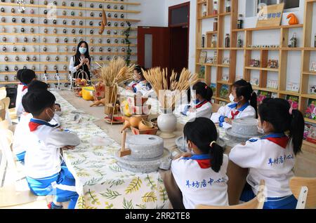 201016 -- BEIJING, le 16 octobre 2020 -- Un enseignant explique pendant que les élèves écoutent dans un musée des semences de l'école primaire centrale de Yangfangdian dans le district de Haidian, Pékin, capitale de la Chine, le 16 octobre 2020. CHINE-BEIJING-ÉCOLE-SEED MUSEUM CN RENXCHAO PUBLICATIONXNOTXINXCHN Banque D'Images