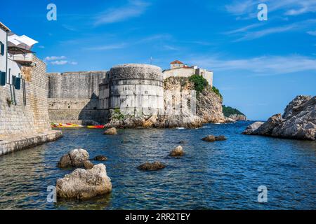 La baie de Kolorina avec l'imposante toile de fond du fort Bokar (Tvrdava Bokar) dans la vieille ville fortifiée de Dubrovnik sur la côte dalmate de la Croatie Banque D'Images