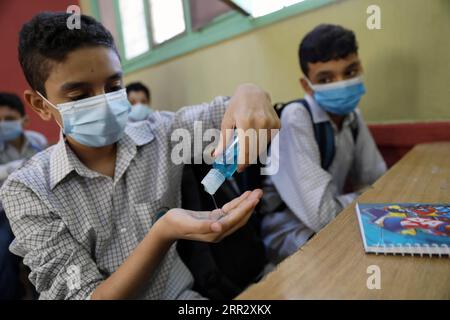 201017 -- LE CAIRE, le 17 octobre 2020 -- un élève utilise un désinfectant pendant un cours dans une école du Caire, Égypte, le 17 octobre 2020. L’Égypte a officiellement rouvert samedi des dizaines de milliers d’écoles pour des millions d’étudiants à travers le pays pour commencer la nouvelle année scolaire tout en mettant en œuvre des mesures de précaution contre le COVID-19. ÉGYPTE-LE CAIRE-COVID-19-SCHOOL-ROUVRIR AhmedxGomaa PUBLICATIONxNOTxINxCHN Banque D'Images