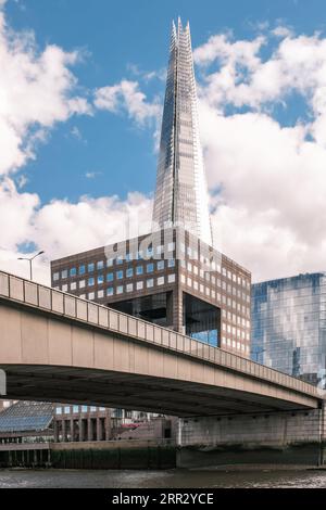 L'emblématique 310 mètres de haut, 87 étages, face vitrée, gratte-ciel, The Shard, debout à côté de London Bridge sur la Tamise à Londres Banque D'Images