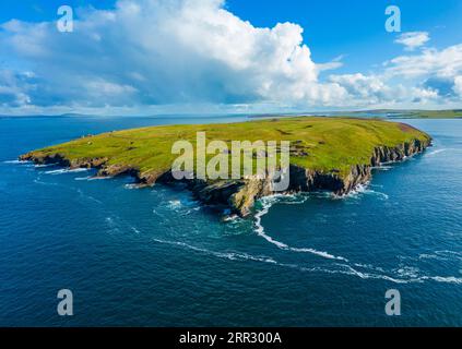 Vue aérienne des défenses côtières de la batterie Hoxa à Scapa Flow à Hoxa sur South Ronaldsay, îles Orcades, Écosse, Royaume-Uni. Banque D'Images