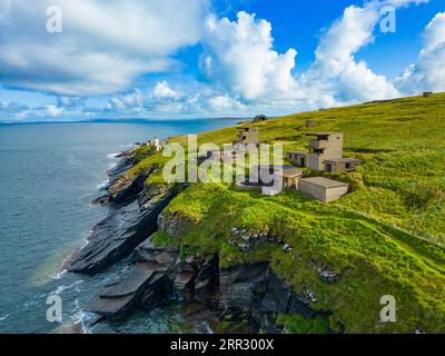 Vue aérienne des défenses côtières de la batterie Balfour à Scapa Flow à Hoxa sur South Ronaldsay, îles Orcades, Écosse, Royaume-Uni. Banque D'Images