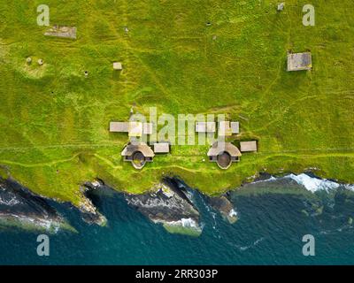 Vue aérienne des défenses côtières de la batterie Balfour à Scapa Flow à Hoxa sur South Ronaldsay, îles Orcades, Écosse, Royaume-Uni. Banque D'Images