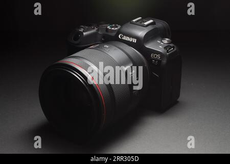 Milan, Italie - 5 septembre 2023 : gros plan sur Canon EOS R6 avec objectif 50mm f1.2 L sur fond studio. Banque D'Images