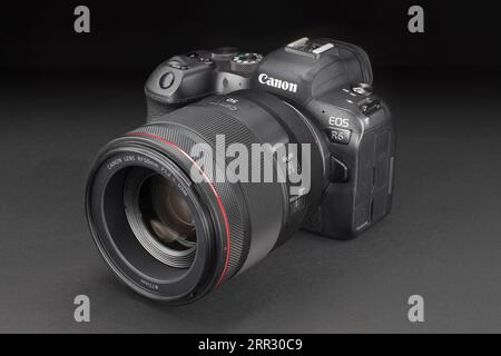 Milan, Italie - 5 septembre 2023 : gros plan sur Canon EOS R6 avec objectif 50mm f1.2 L sur fond studio. Banque D'Images