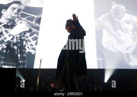 5 septembre 2023, Madrid, Madrid, Espagne : le légendaire groupe argentin 'Los Fabulosos Cadillacs', est vu sur scène, lors d'un concert de leur dernière tournée 'El leÃ³n del ritmo', au WiZink Center, à Madrid (Espagne). Le groupe revient en Espagne en 2023 pour offrir trois spectacles dans les villes de Barcelone, Madrid et Saragosse, récupérant leurs plus grands succès et profitant de l'occasion pour célébrer les trente ans de publication de leur plus grand succès, 'Matador', ce qui en a fait l'un des groupes les plus vendeurs et populaires de son moment. 'Los Fabulosos Cadillacs' est un groupe de ska argentin originaire de Buenos Aires an Banque D'Images