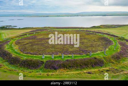 Vue aérienne du cercle néolithique de l'anneau de Brodgar et du cercle de pierre à West Mainland, îles Orcades, Écosse, Royaume-Uni. Banque D'Images