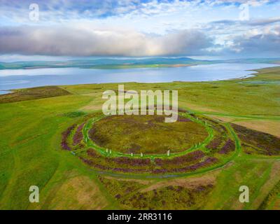 Vue aérienne du cercle néolithique de l'anneau de Brodgar et du cercle de pierre à West Mainland, îles Orcades, Écosse, Royaume-Uni. Banque D'Images