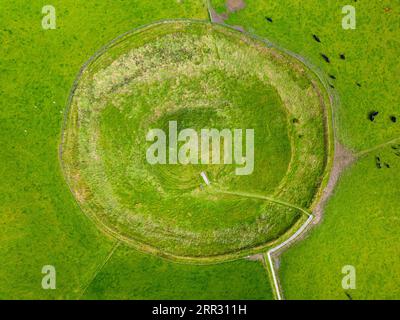 Vue aérienne du cairn à chambre néolithique de Maeshowe et de la tombe de passage à West Mainland, îles Orcades, Écosse, Royaume-Uni. Banque D'Images