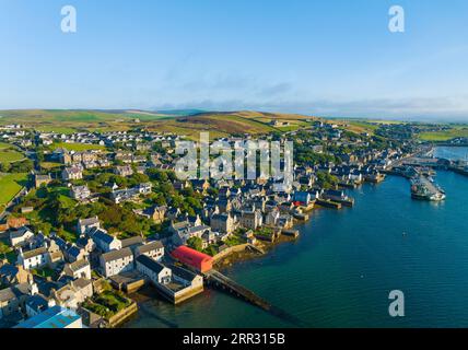 Vue aérienne du front de mer Stromness dans la lumière tôt le matin sur West Mainland, îles Orcades, Écosse, Royaume-Uni Banque D'Images