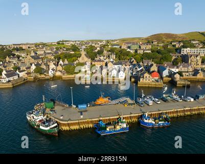 Vue aérienne du front de mer Stromness dans la lumière tôt le matin sur West Mainland, îles Orcades, Écosse, Royaume-Uni Banque D'Images