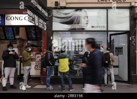 201019 -- SYDNEY, le 19 octobre 2020 -- des personnes portant un masque facial font la queue pour une coupe de cheveux dans le quartier central des affaires de Melbourne, Victoria, Australie, le 19 octobre 2020. À la suite de ces changements, le Premier ministre australien Scott Morrison a publié une déclaration conjointe avec d’autres ministres de haut rang saluant l’assouplissement partiel, mais ajoutant que l’État devrait aller plus loin pour alléger le fardeau des entreprises et des particuliers en difficulté. POUR ALLER AVEC Spotlight : la pression reste sur le confinement de l’État australien malgré un assouplissement partiel photo par /Xinhua AUSTRALIA-COVID-19-LOCKDOWN-EASE BaixXue PUBLICATIONxNOTxINxCHN Banque D'Images