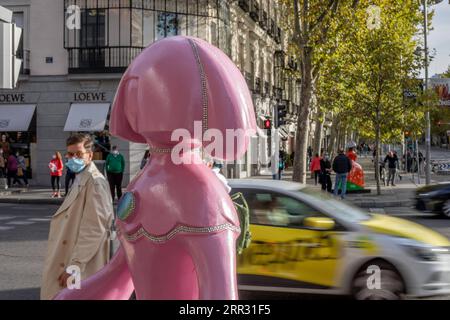 201019 -- MADRID, le 19 octobre 2020 -- Une statue créée à partir du tableau Las Meninas est vue à Madrid, capitale de l'Espagne, le 18 octobre 2020. L’exposition Meninas Madrid Gallery 2020 a débuté à Madrid le 15 octobre 2020. De nombreux artistes créent des statues à partir du célèbre tableau Las Meninas de Velazquez et les exposent dans la rue de Madrid. L’exposition durera jusqu’au 15 décembre 2020. ESPAGNE-MADRID-EXPOSITION-LAS MENINAS MengxDingbo PUBLICATIONxNOTxINxCHN Banque D'Images
