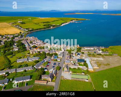 Vue aérienne du village de St Margaret’s Hope sur South Ronaldsay, îles Orcades, Écosse, Royaume-Uni. Banque D'Images