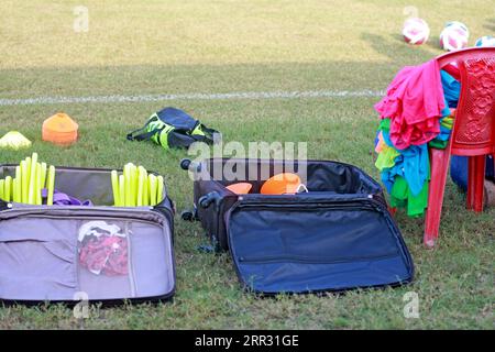 Exposition d'équipement d'entraînement sportif alors que l'équipe nationale de football du Bangladesh assiste à une séance d'entraînement au Basundhara Kings Arena à Dhaka, Bangladesh, 06 septembre Banque D'Images