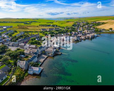 Vue aérienne du village de St Margaret’s Hope sur South Ronaldsay, îles Orcades, Écosse, Royaume-Uni. Banque D'Images