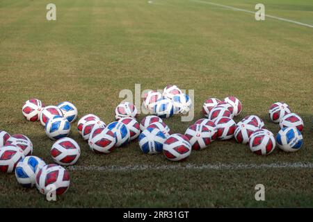 Exposition d'équipement d'entraînement sportif alors que l'équipe nationale de football du Bangladesh assiste à une séance d'entraînement au Basundhara Kings Arena à Dhaka, Bangladesh, 06 septembre Banque D'Images