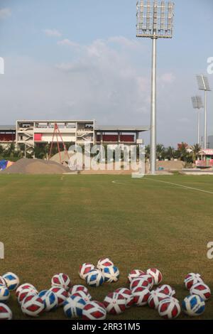 Exposition d'équipement d'entraînement sportif alors que l'équipe nationale de football du Bangladesh assiste à une séance d'entraînement au Basundhara Kings Arena à Dhaka, Bangladesh, 06 septembre Banque D'Images