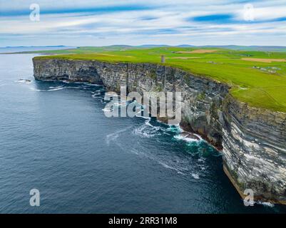 Vue aérienne du Kitchener Memorial sur Marwick Head, îles Orcades, Écosse. Il commémore ceux des morts sur le HMS Hampshire Disaste en 1916. Banque D'Images